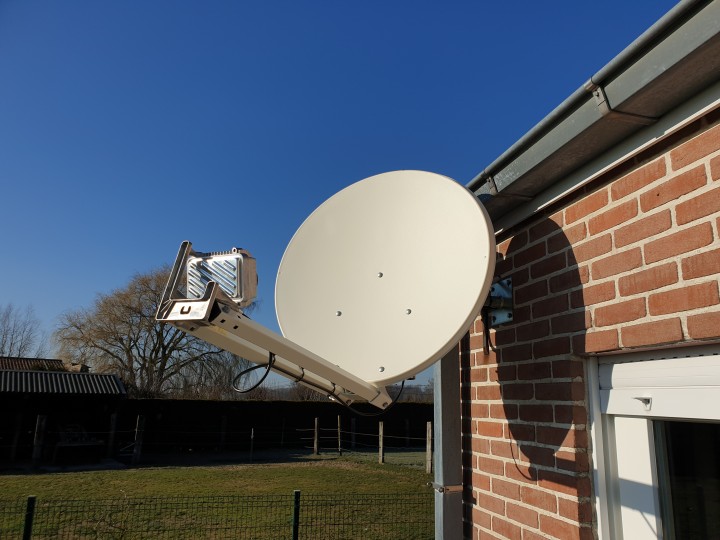 par satellite installation standard offerte par Antseca System