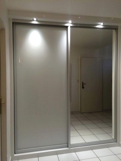 Aménagement d'espace sous combles et placard avec éclairage intégré.