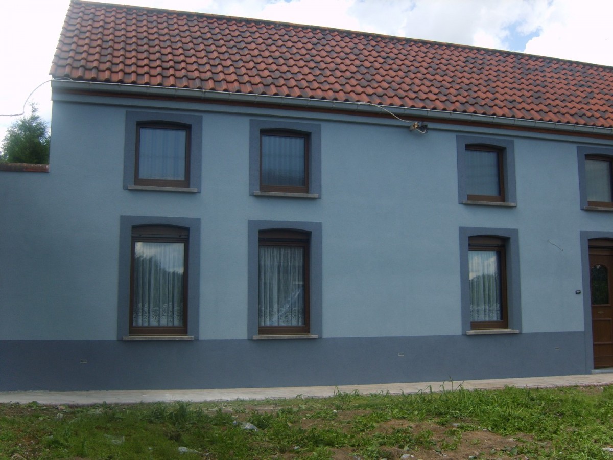 Rénovation d'une façade en crépis à Tournai par Isoplâtre