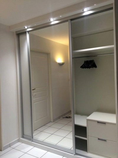 Aménagement d'espace sous combles et placard avec éclairage intégré.