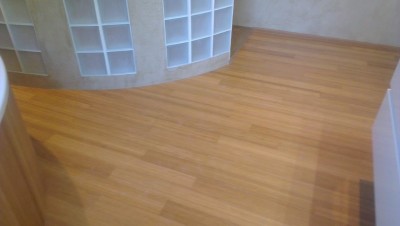 Pose d'un parquet en bamboo avec finition caramel verni