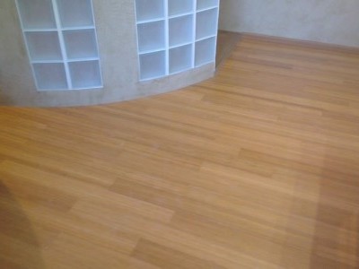 Pose d'un parquet en bamboo avec finition caramel verni