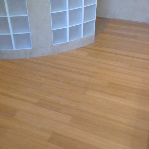 Pose d'un parquet en bamboo avec finition caramel verni