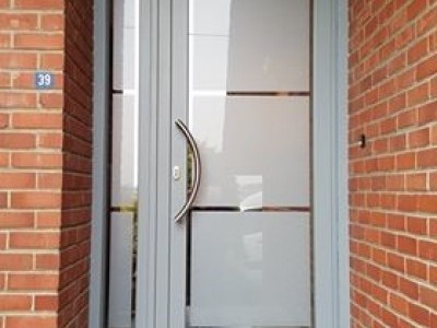 Pose d'une porte d'entrée en pvc avec dv sablé et volet électrique
