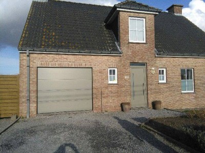 Porte d'entrée et porte de garage