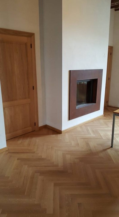 Pose parquet , portes et aménagements divers .