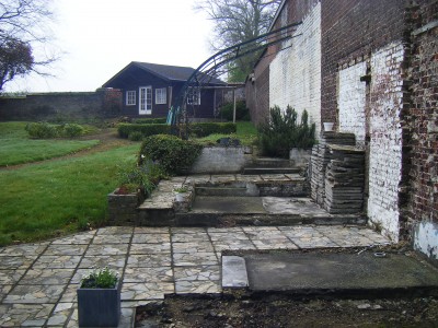 Jardin avec pièce d'eau contemporaine