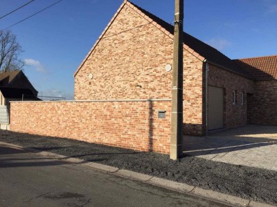 Création d’un muret avec une pierre bleue et d’une entrée en pavés