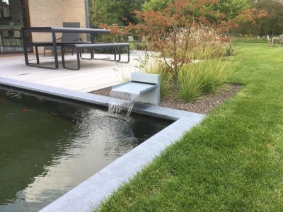 Aménagement d'une pièce d'eau, terrasses et plantations.