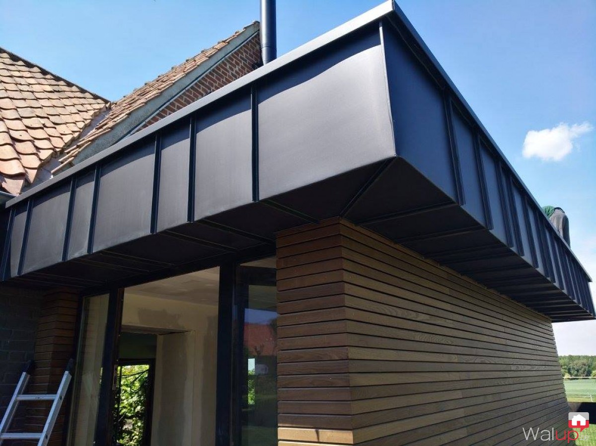 Bardage frêne ajouré et zinc à Blandain par Ingébois Construct