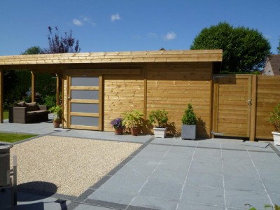 Abri de jardin toit plat en bois avec terrasse