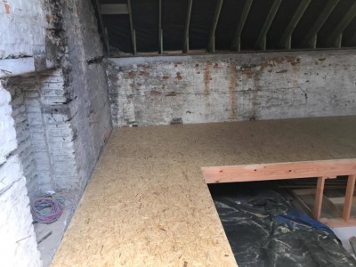 Gitage et plancher dans une grange