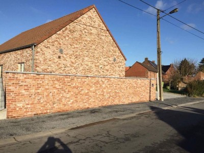 Création d’un muret avec une pierre bleue et d’une entrée en pavés